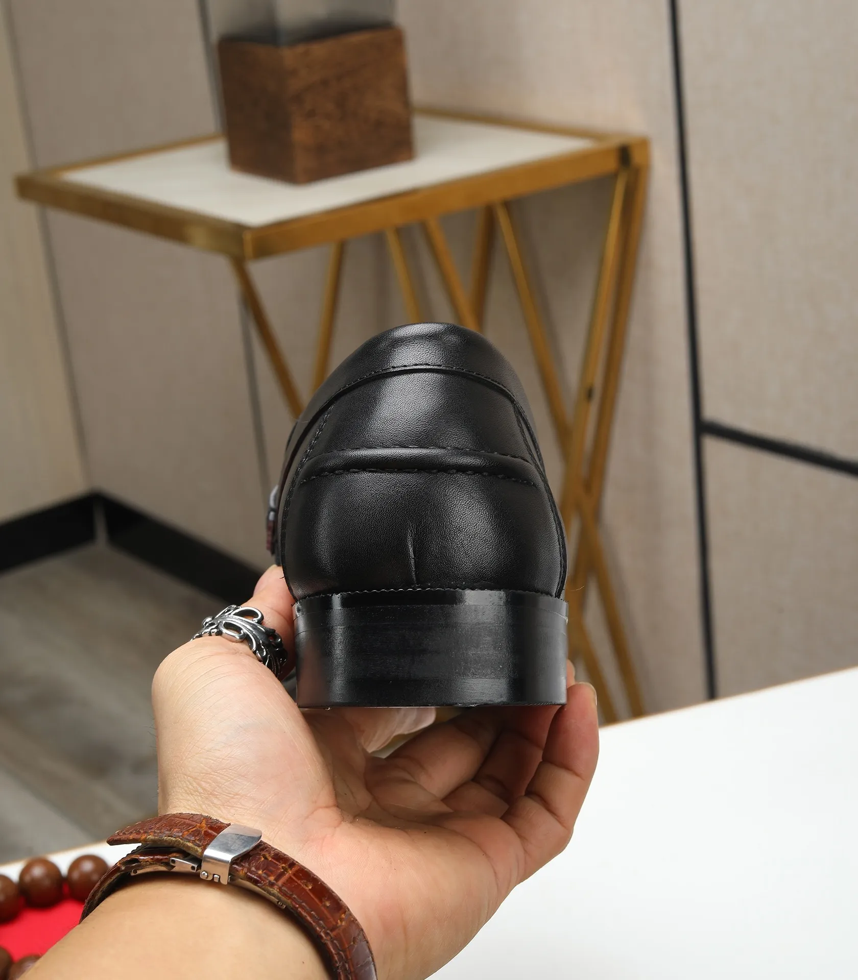 Men's shoes 💰580 (high-end, full cowhide) FENDI Fendi high-end formal leather shoes, original Italian imported cowhide surface + cowhide lining, original hardware, I believe you will be impressed from the first time you see it. The avant-garde atmosphere can no longer fully interpret its elegance. AAA grade rubber outsole, super comfortable. Original counter last, ensuring its original version and quality. The simple upper ensures its comfort and breathability. A pair of truly good shoes has its own unique soul, famous quality, regular size 38-44 (45 46 customized)